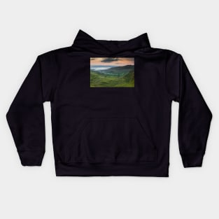 Glyn Tarell from Craig Cerrig-gleisiad with Pen y Fan and Corn Du, Brecon Beacons National Park, Wales Kids Hoodie